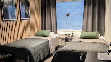 Chambre Double Standard | Bureau, espace de travail pour ordinateur portable, rideaux occultants