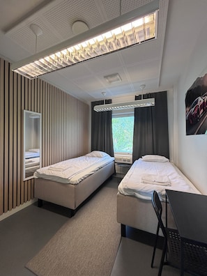 Kamar Double Standar | Meja kerja, ruang kerja ramah laptop, dan tirai kedap cahaya