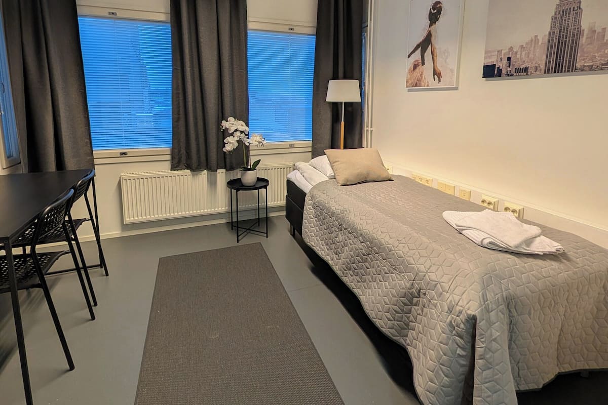 Standard Single Room | Desk, laptop workspace, blackout curtains, soundproofing