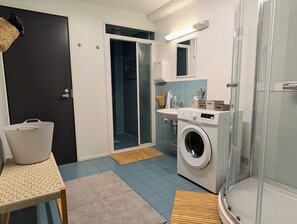 Secador de pelo, toallas, jabón y papel higiénico