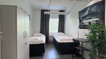 Kahden hengen standard-huone, näköala pihalle | Työpöytä, kannettavalle tietokoneelle sopiva työtila, pimennysverhot