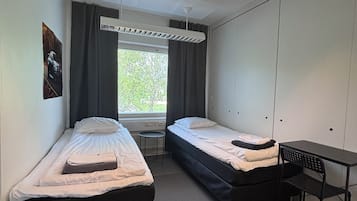 Standard Double Room, Courtyard View | Meja, ruang kerja komputer riba, langsir/tirai gelap terus, kalis bunyi