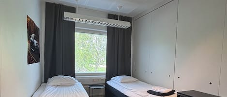 Chambre Double Standard, vue cour intérieure | Bureau, espace de travail pour ordinateur portable, rideaux occultants