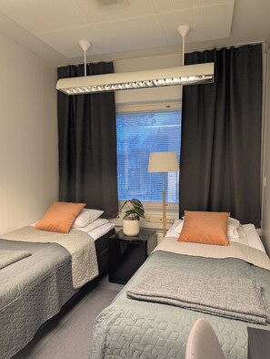 Habitación estándar doble, vistas al patio | Escritorio, espacio para trabajar con un portátil, cortinas opacas