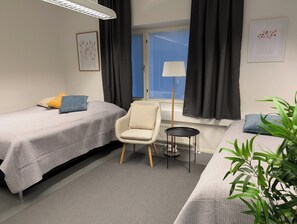 Standard Triple Room, Courtyard View - Kotimaailma - Hostel Kokkola (Kokkola)