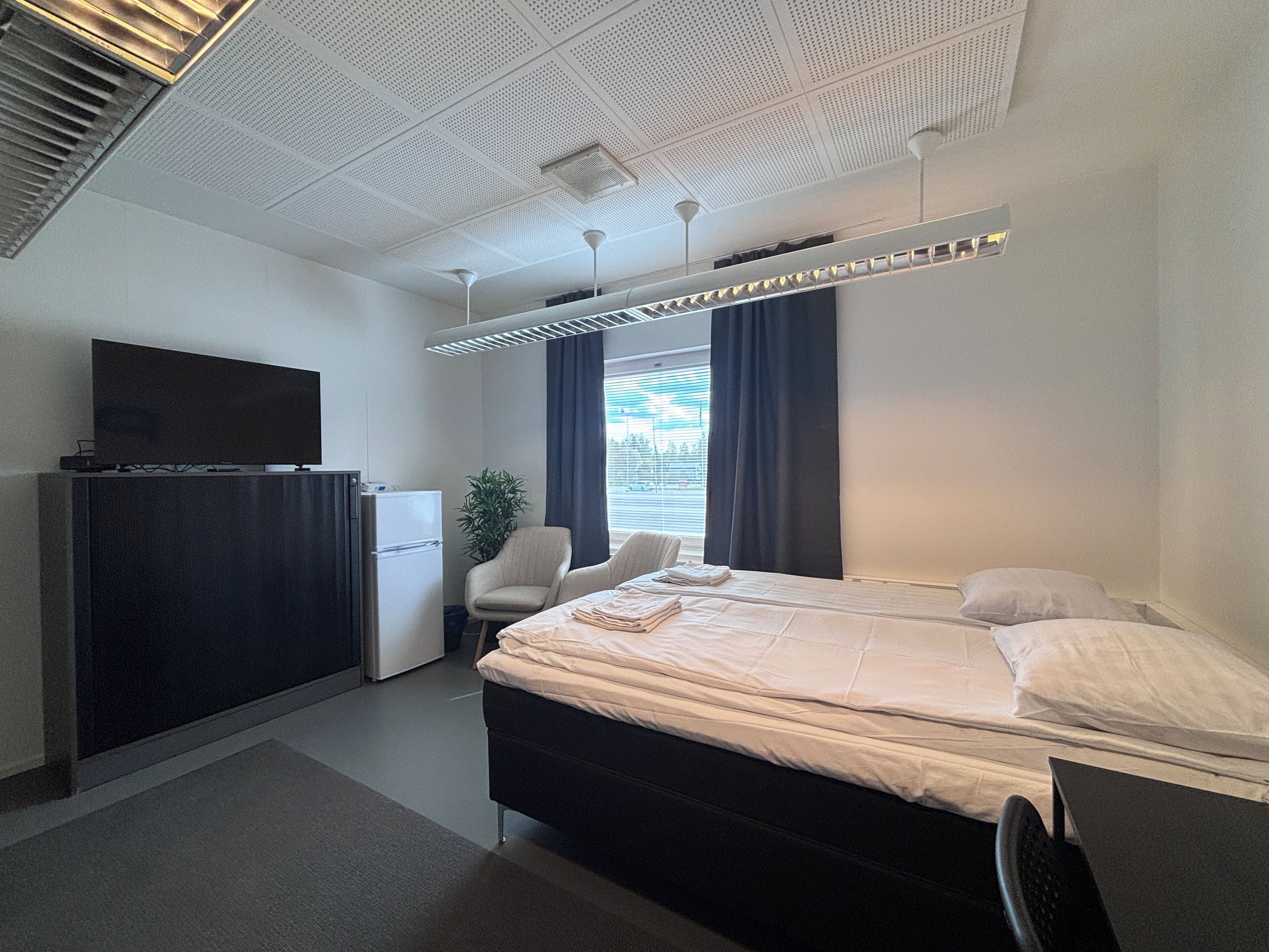 Kolmen hengen standard-huone, näköala pihalle | Työpöytä, kannettavalle tietokoneelle sopiva työtila, pimennysverhot