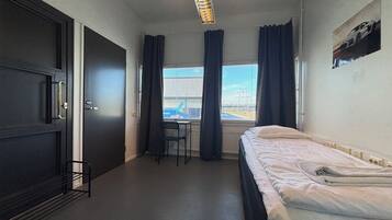 Standard Single Room | Meja, ruang kerja komputer riba, langsir/tirai gelap terus, kalis bunyi
