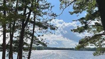 På stranden