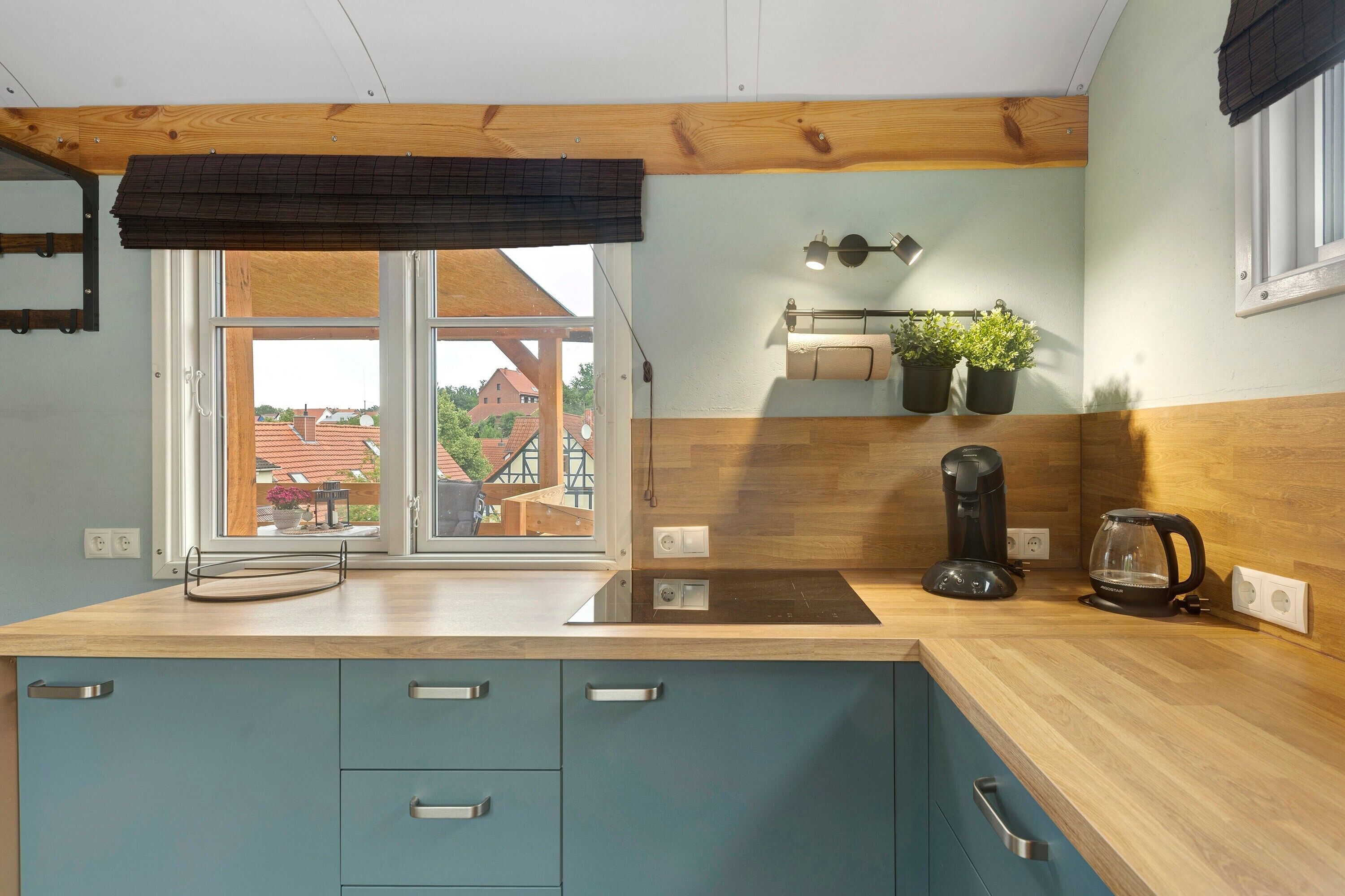 Kühlschrank, Herdplatte, Wasserkocher mit Kaffee-/Teezubehör