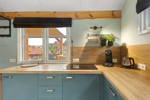 Jääkaappi, liesi, kahvin-/teenkeitin, vedenkeitin