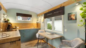 Een koelkast, een kookplaat, een koffiezetapparaat/waterkoker