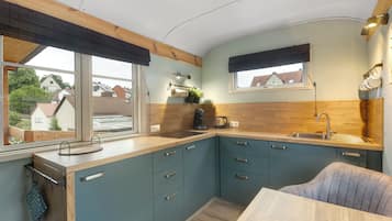 Fridge, stovetop, coffee/tea maker, electric kettle