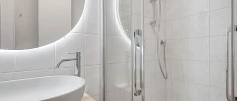 Dusche, kostenlose Toilettenartikel, HandtĂŒcher
