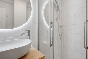 Dusche, kostenlose Toilettenartikel, Handtücher