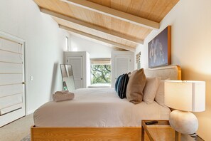 3 bedrooms, travel cot, free WiFi, bed sheets