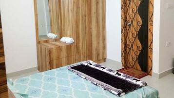 Kahden hengen huone | Lisävuoteet, ilmainen Wi-Fi, vuodevaatteet