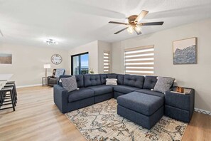 Smart TV, offices - Monthly Stay, Renovated, Pool, Oceanview, 3 bed (Cocoa Beach)