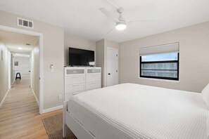 3 chambres, fer et planche à repasser, lit de bébé portatif