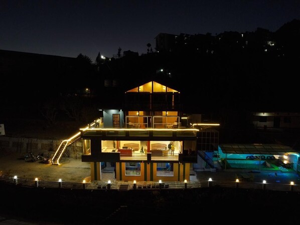 Façana frontal de l'allotjament