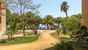A pathway leading to a building with a view of the sea. - Paradise View (Villajoyosa)