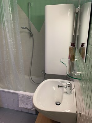 Haartrockner, Handtücher, Seife, Toilettenpapier