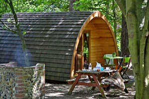 Outdoor dining - Glamping Pod in Bury St Edmunds Woodland (Bury St Edmunds)