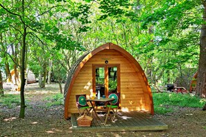 Outdoor dining - Glamping Pod in Bury St Edmunds Woodland (Bury St Edmunds)