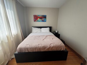 2 slaapkamers, een strijkplank/strijkijzer, gratis wifi, beddengoed