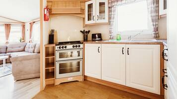 KĂŒhlschrank, Mikrowelle, Ofen, Herdplatte