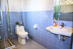 Shower, towels, soap, toilet paper - Bahari Moja, 1-bedroom apartment in Mombasa Nyali with AC and Swimming pool (Mombasa)