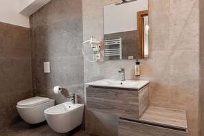 Dusche, Haartrockner, Bidet, Handtücher