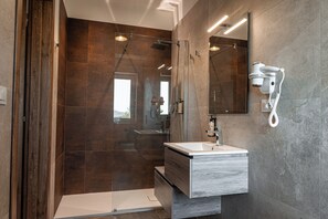 Dusche, Haartrockner, Bidet, Handtücher