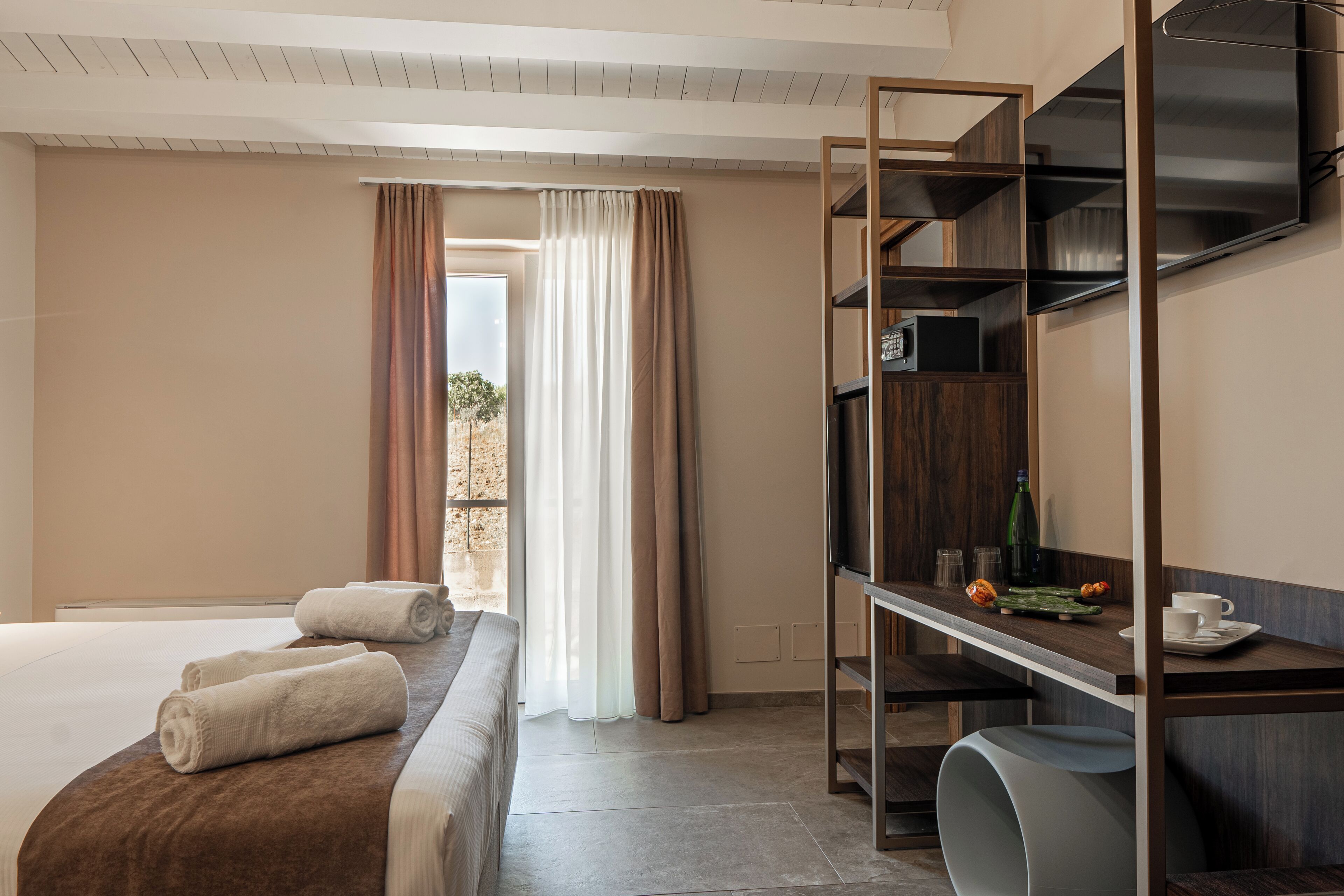 6 bedrooms, iron/ironing board, internet, bed sheets