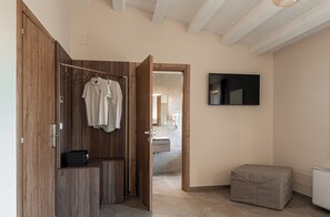 Douche, sèche-cheveux, bidet, serviettes fournies