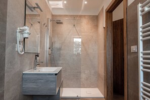 Douche, sèche-cheveux, bidet, serviettes fournies