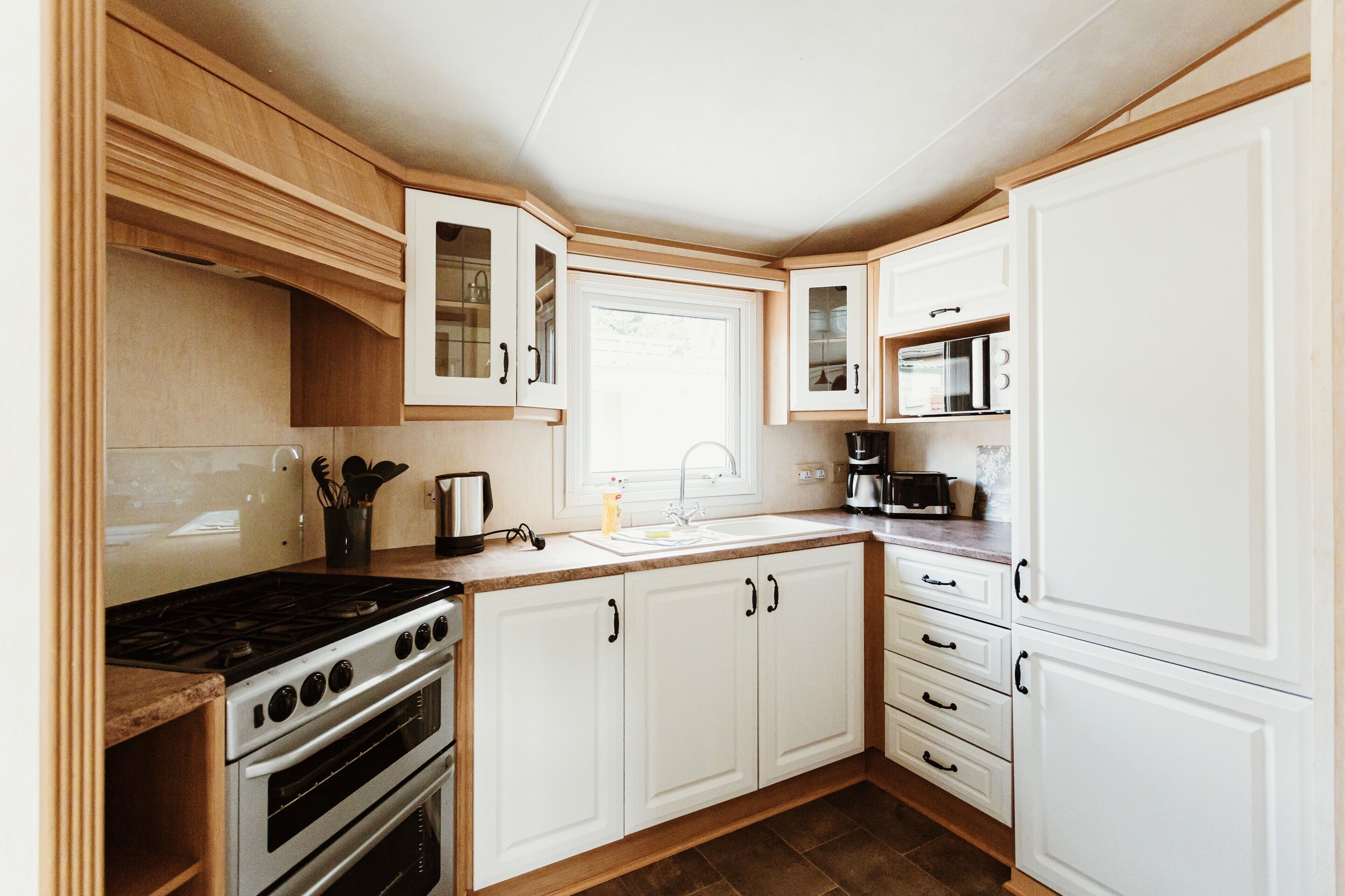 Frigorifero, microonde, forno, piano cottura