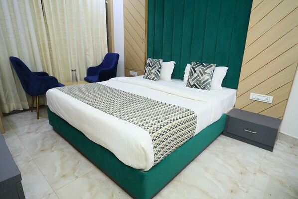 Superior Double Room, 1 King Bed, City View | Desk, laptop workspace, free WiFi