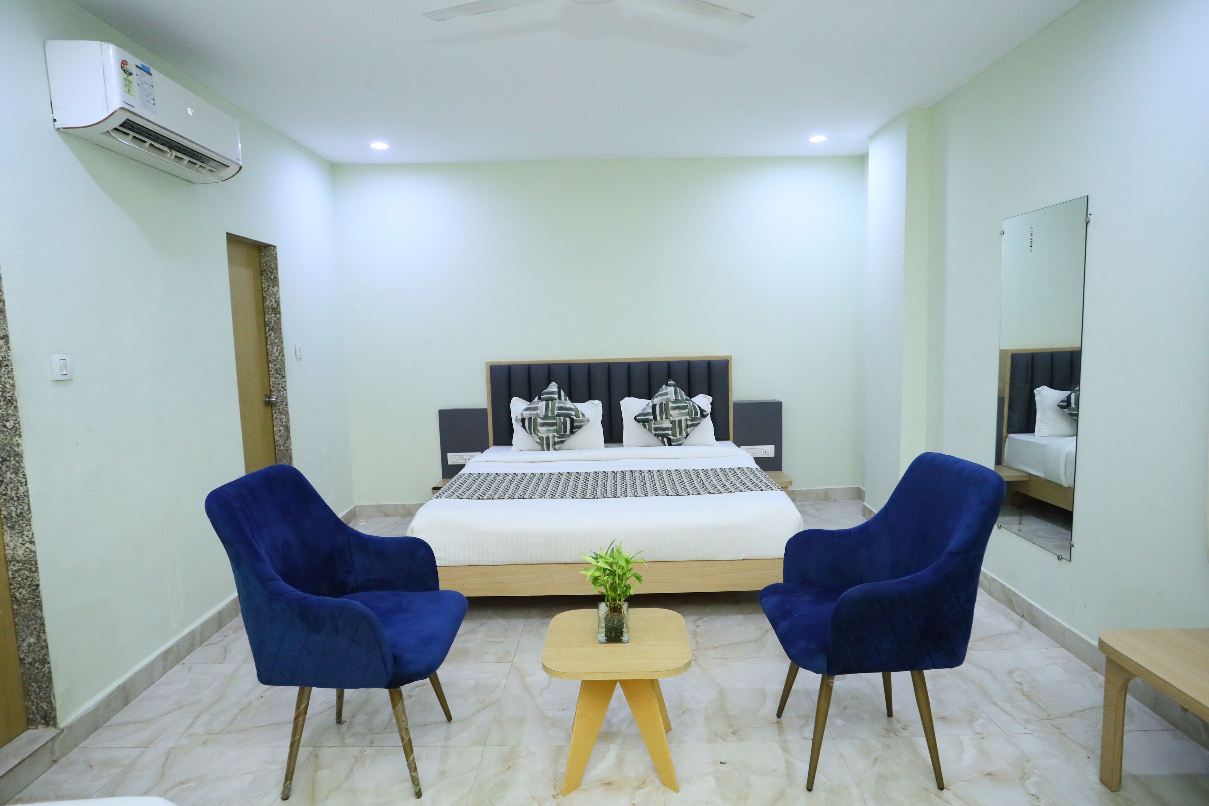 Bureau, espace de travail pour ordinateur portable, Wi-Fi gratuit