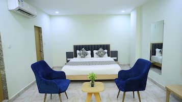 Escritorio, espacio para trabajar con laptop y wifi gratis