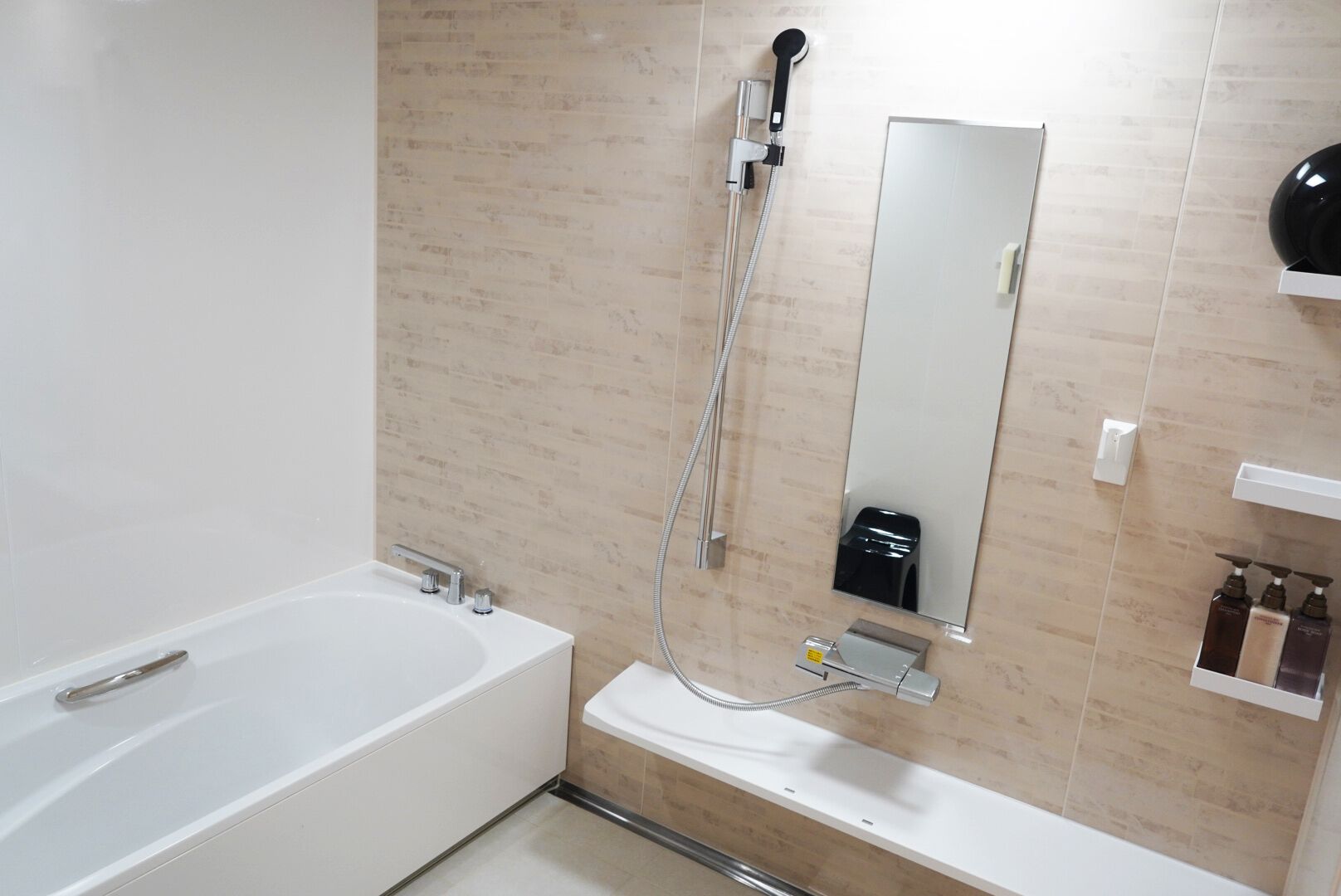 シャワー付き浴槽、バスアメニティ (無料)、ヘアドライヤー、タオル