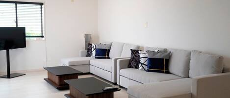 House, 2 Bedrooms, Kitchen, Partial Ocean View | Living area
