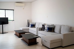 House, 2 Bedrooms, Kitchen, Partial Ocean View | Living area