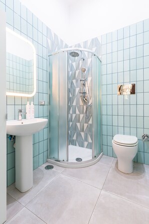 Dusche, Haartrockner, Bidet, Handtücher