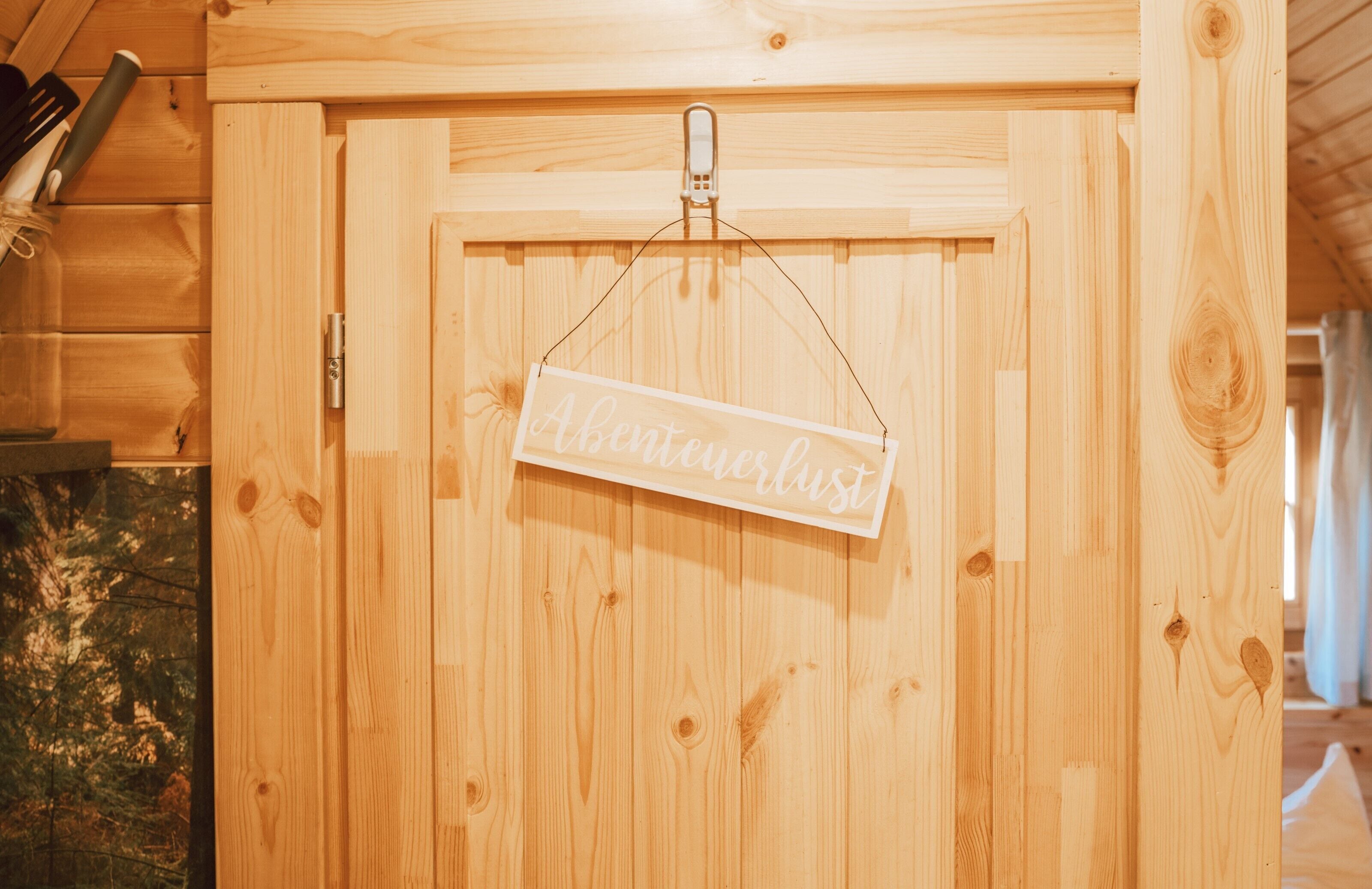 A wooden door with a sign that reads "Aventurelust."