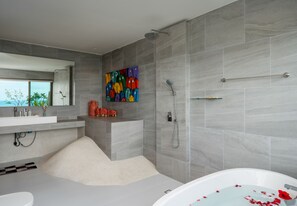 Een douche, een haardroger, een bidet, handdoeken
