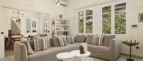 Smart TV, tenis de mesa, libros y impresora