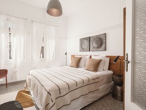 3 bedrooms, in-room safe, iron/ironing board, travel cot