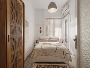 3 bedrooms, in-room safe, iron/ironing board, travel cot