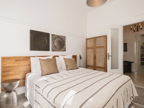 3 bedrooms, in-room safe, iron/ironing board, travel cot