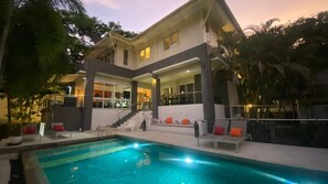 Unclassified image, 5 of 33, button